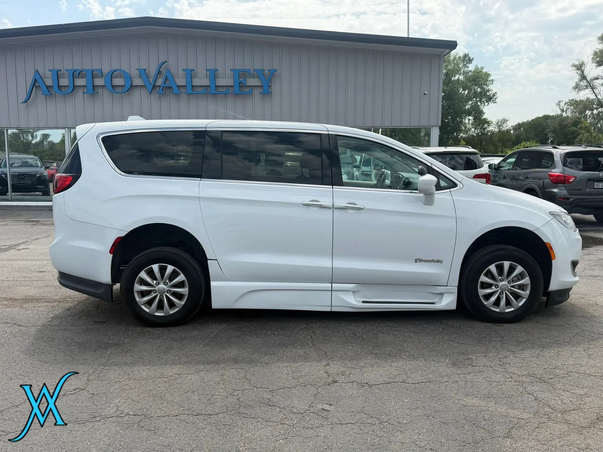 Used 2018 Chrysler Pacifica Touring Plus FWD image 8