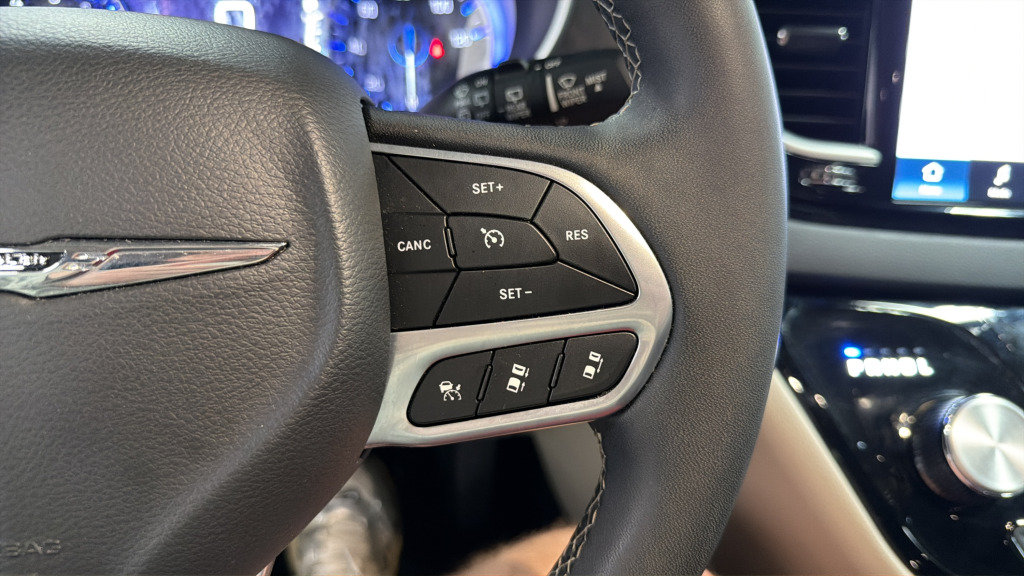 Used 2024 Chrysler Pacifica Touring-L FWD image 23