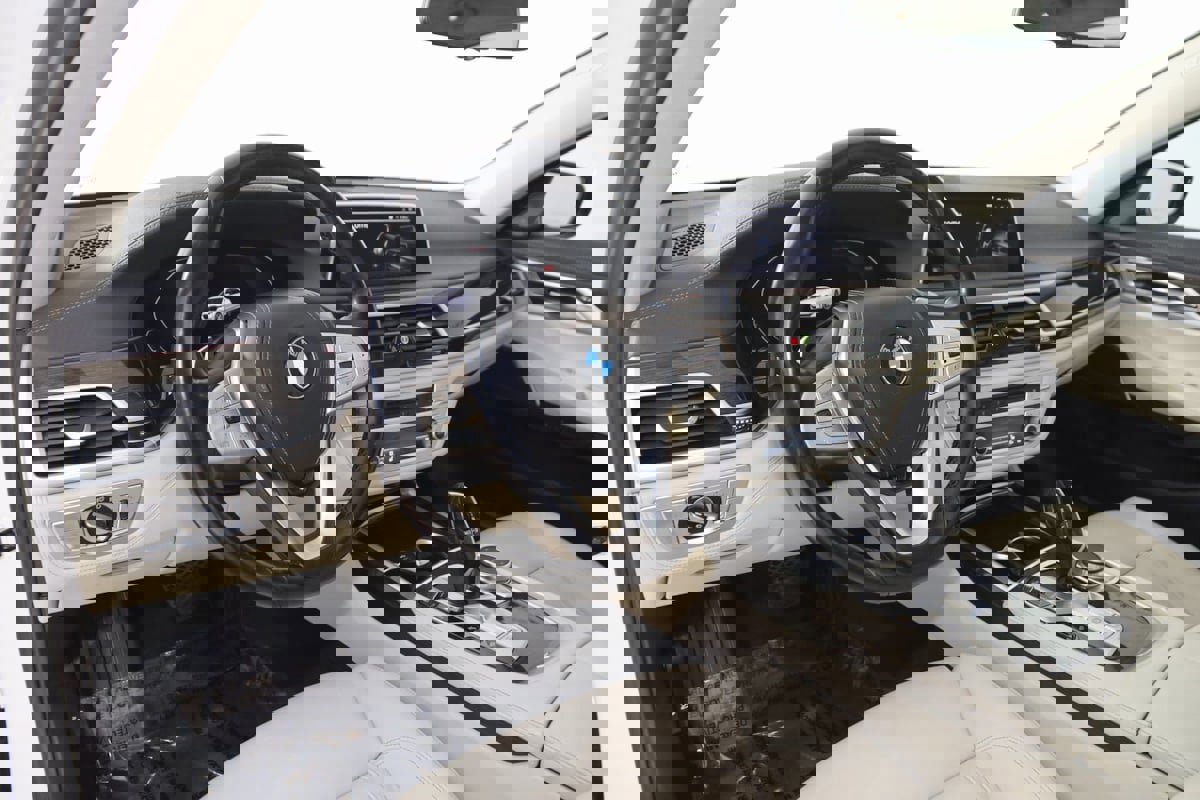 Used 2020 BMW 740i xDrive w/ Cold Weather Package image 30