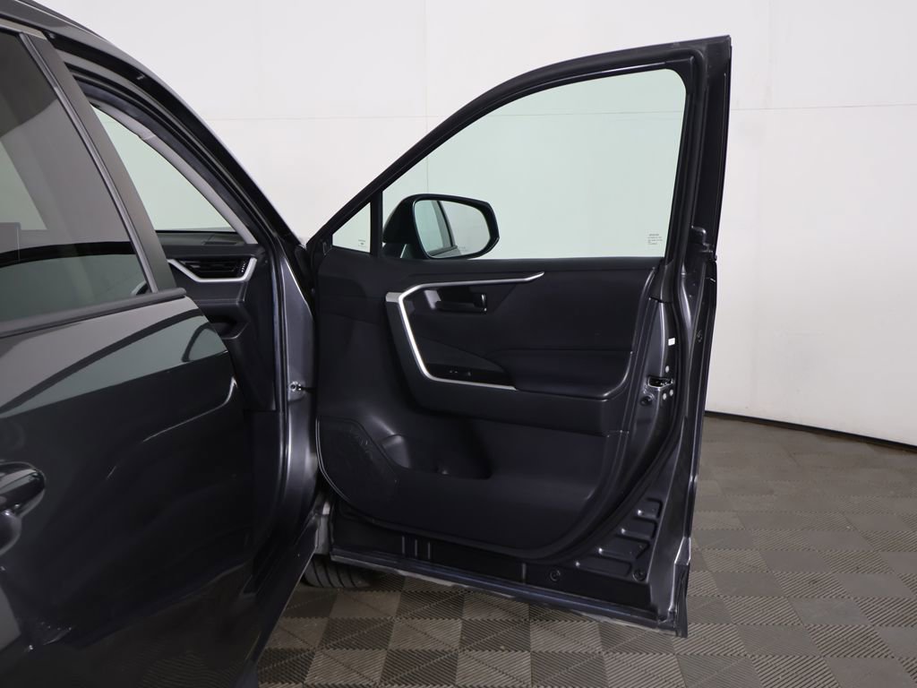 Used 2021 Toyota RAV4 LE AWD/4WD image 16