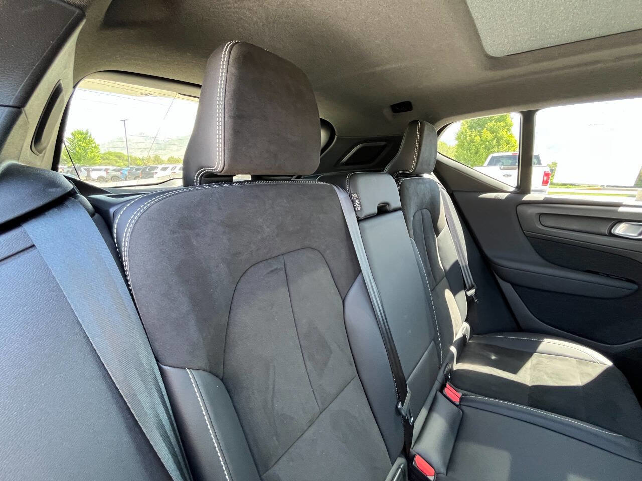 Used 2022 Volvo XC40 T5 R-Design w/ Advanced Package image 16