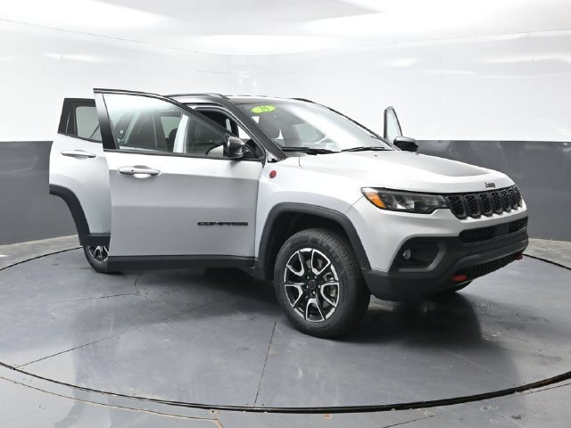 Used 2025 Jeep Compass Trailhawk AWD/4WD image 56