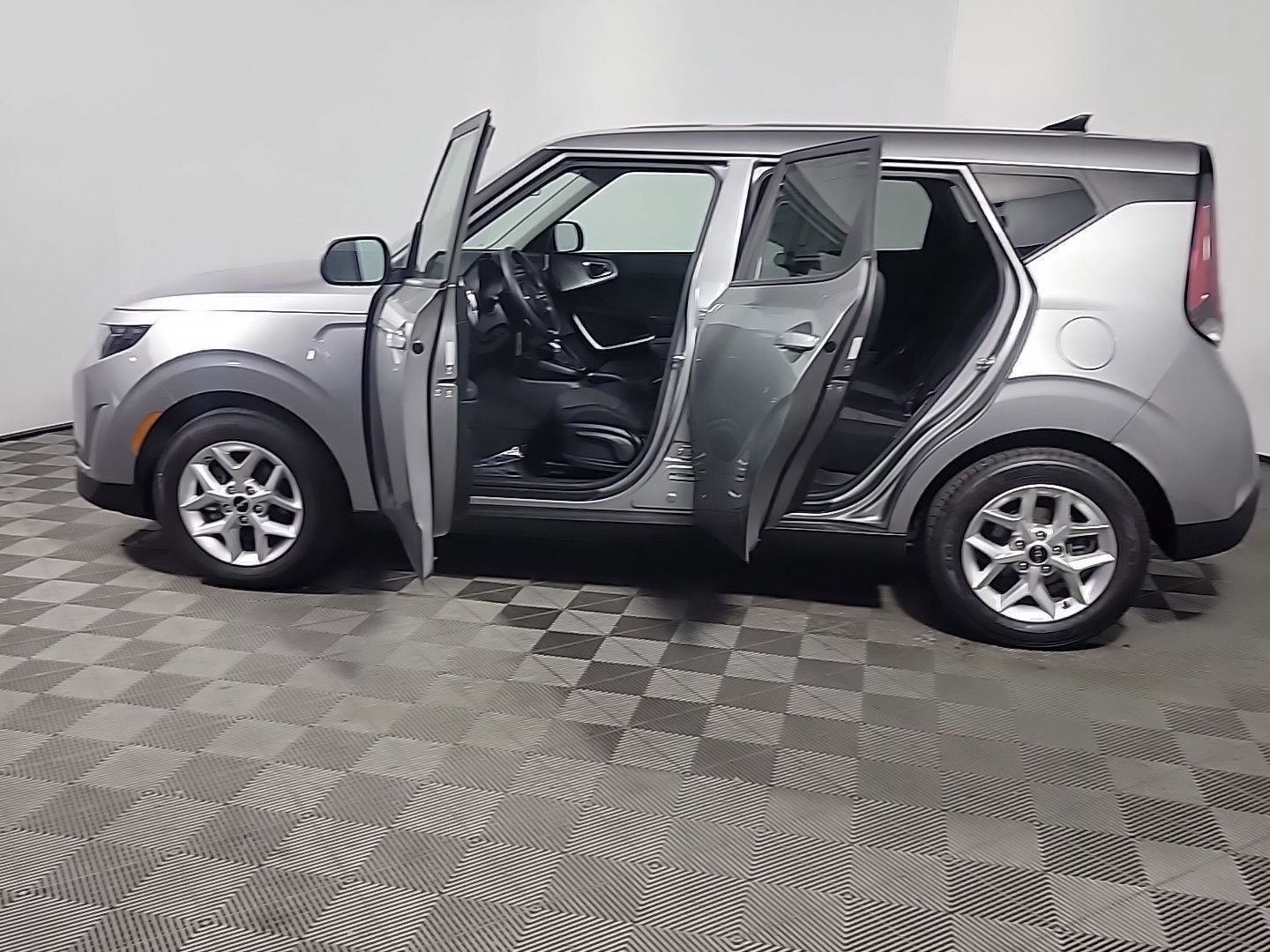 Used 2023 Kia Soul LX w/ LX Technology Package image 15