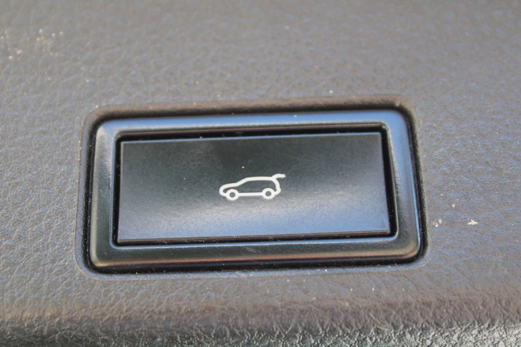 Used 2017 Volkswagen Touareg Wolfsburg Edition image 10