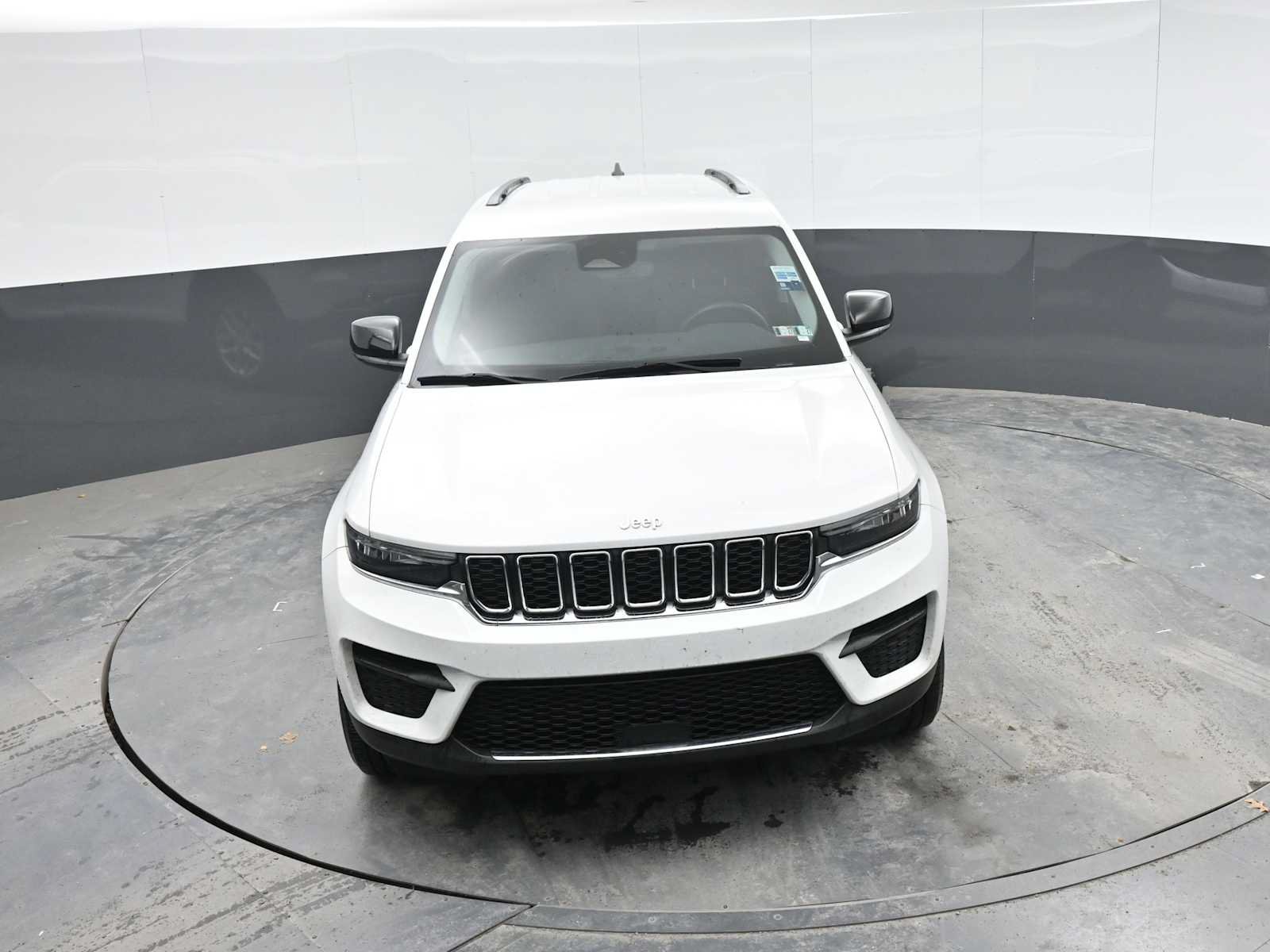 Used 2023 Jeep Grand Cherokee Laredo AWD/4WD image 17