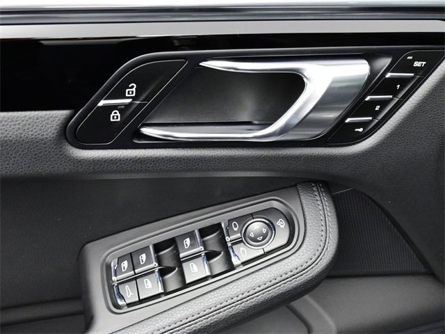 Used 2025 Porsche Macan image 8