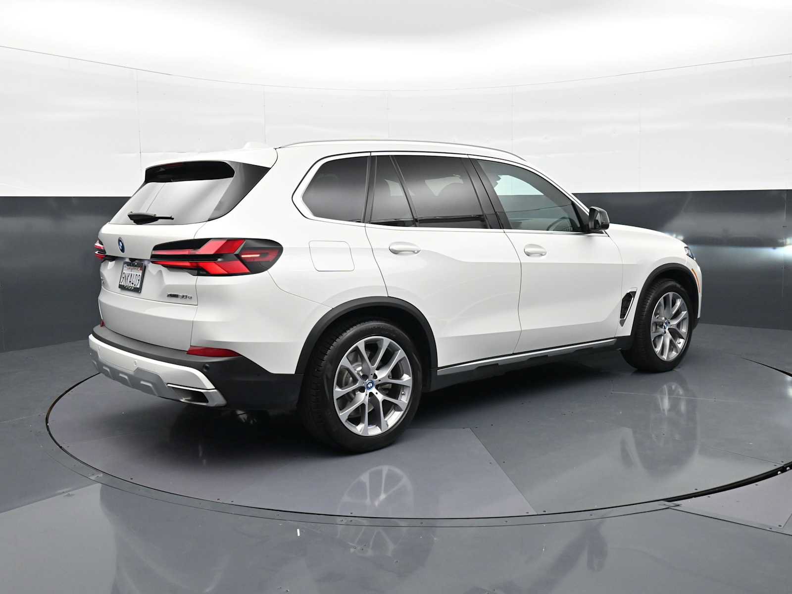 Used 2025 BMW X5 xDrive50e w/ Executive Package AWD/4WD image 5