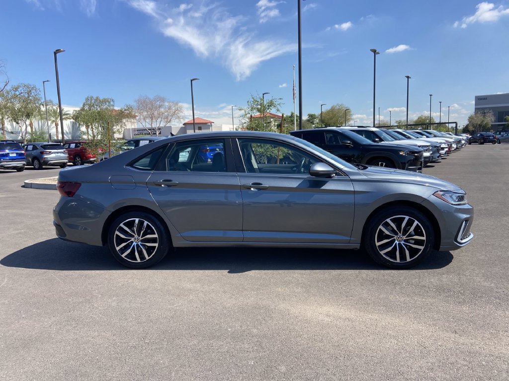 Used 2025 Volkswagen Jetta SE FWD image 2