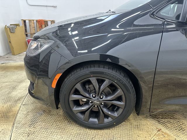 Used 2020 Chrysler Pacifica Touring-L Plus w/ S Appearance Package FWD image 19