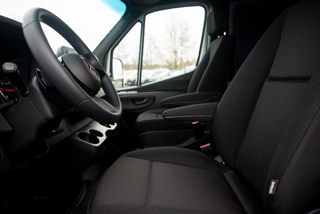 Used 2025 Mercedes-Benz Sprinter 2500 image 28