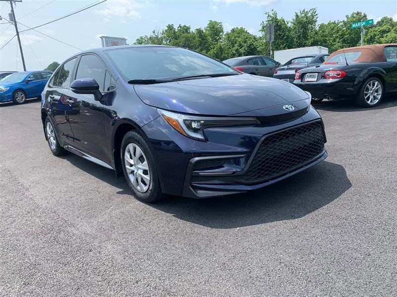 Used 2023 Toyota Corolla SE w/ SE Premium Package image 2