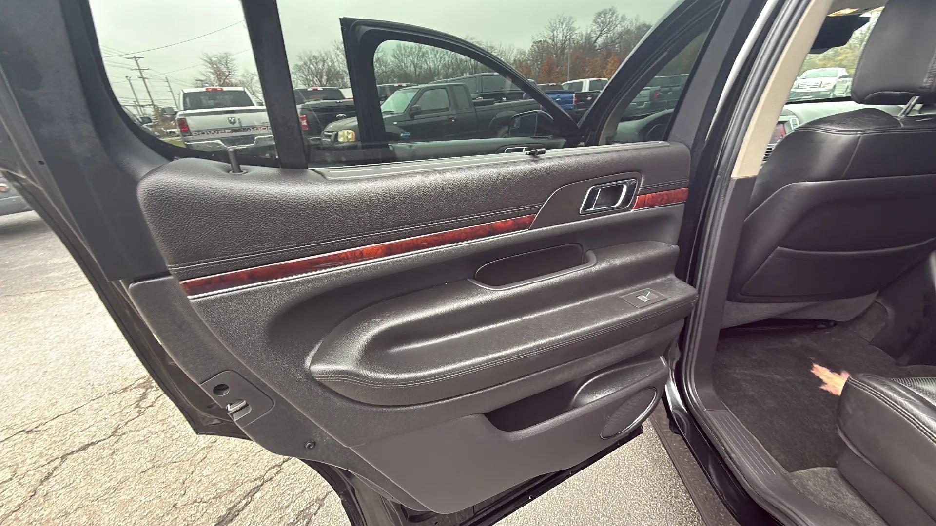 Used 2010 Lincoln MKT AWD image 11