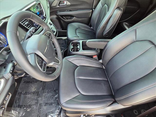 Used 2025 Chrysler Voyager LX FWD image 14