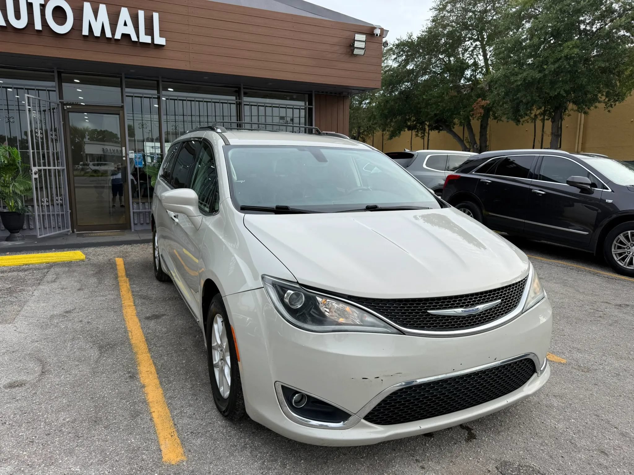 Used 2020 Chrysler Pacifica Touring-L FWD image 3