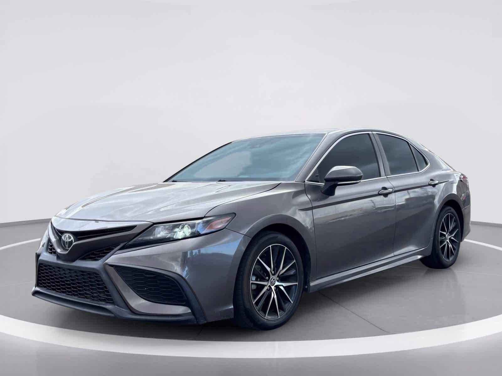 Used 2022 Toyota Camry SE FWD image 2