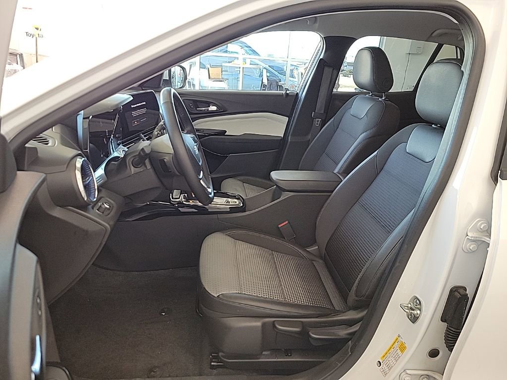 Used 2025 Chevrolet Trax LT w/ LT Convenience Package image 8