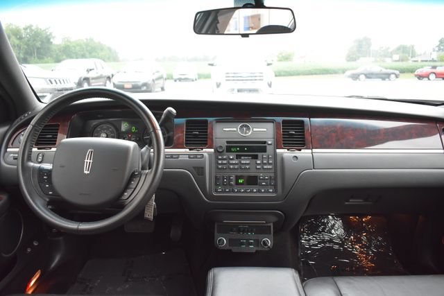 Used 2008 Lincoln Town Car Executive RWD image 32