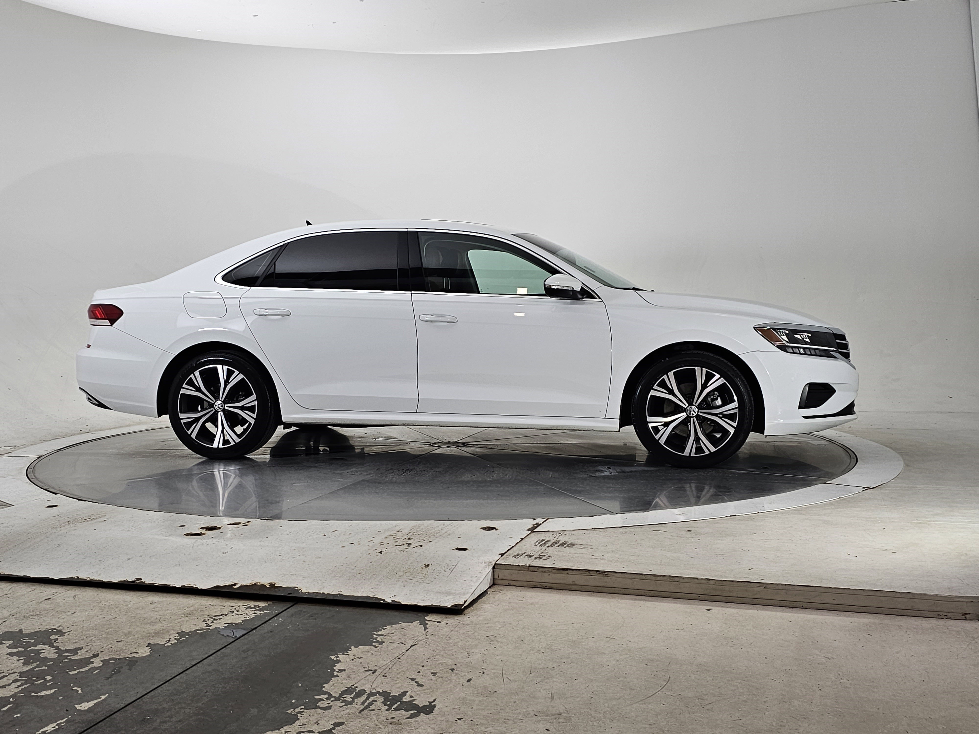 Used 2021 Volkswagen Passat 2.0T SE image 3