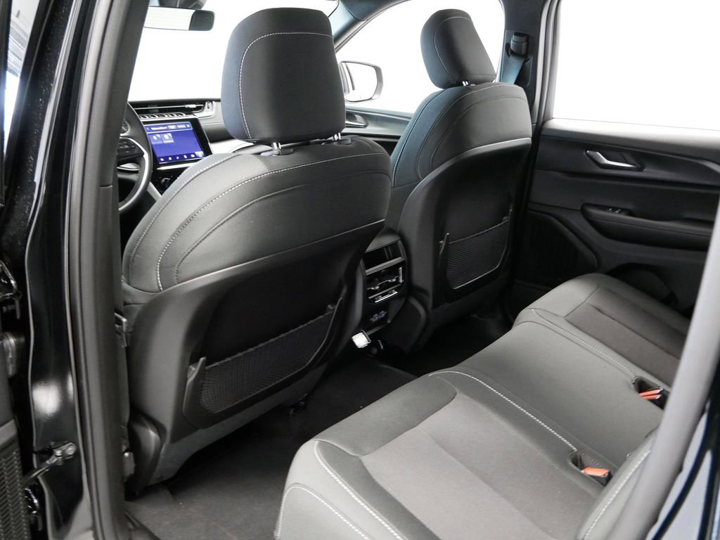 New 2025 Jeep Grand Cherokee Laredo w/ Luxury Tech Group I image 8