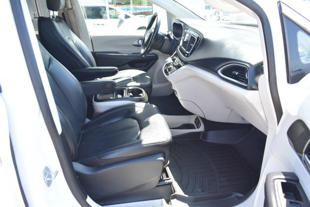 Used 2020 Chrysler Pacifica Touring-L FWD image 44