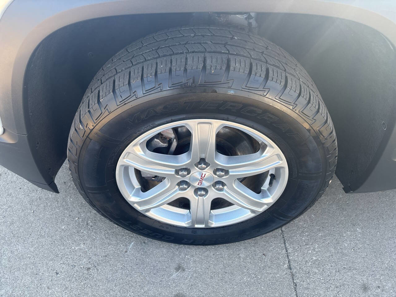 Used 2017 GMC Acadia SLE w/ LPO, Floor Liner Package image 9