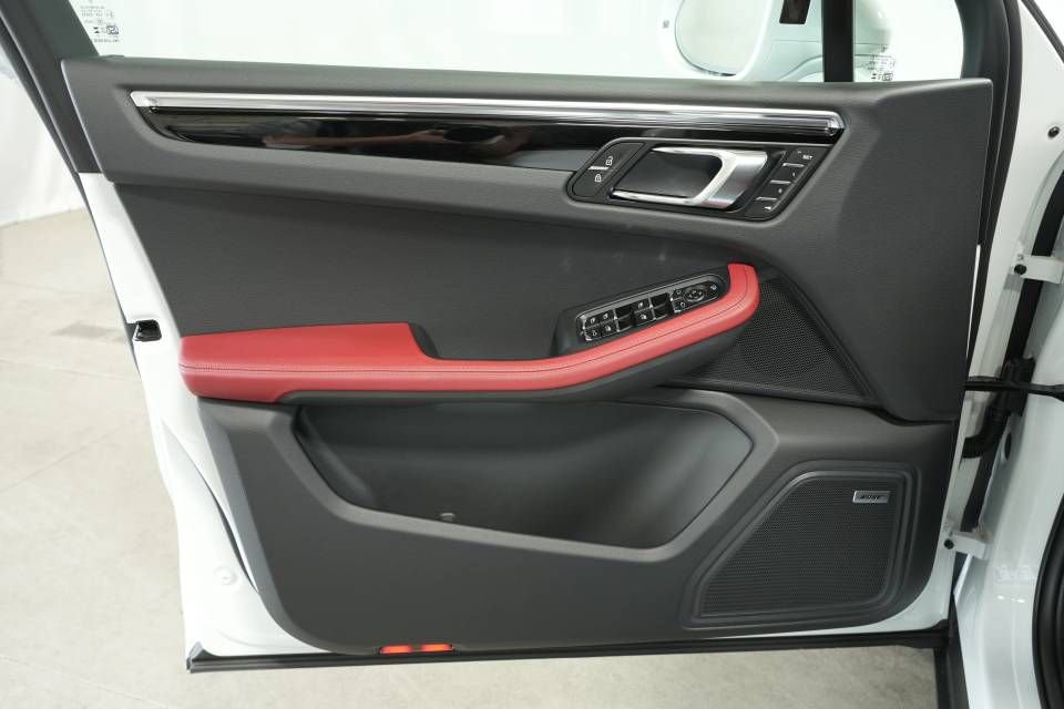 Certified 2025 Porsche Macan AWD/4WD image 25