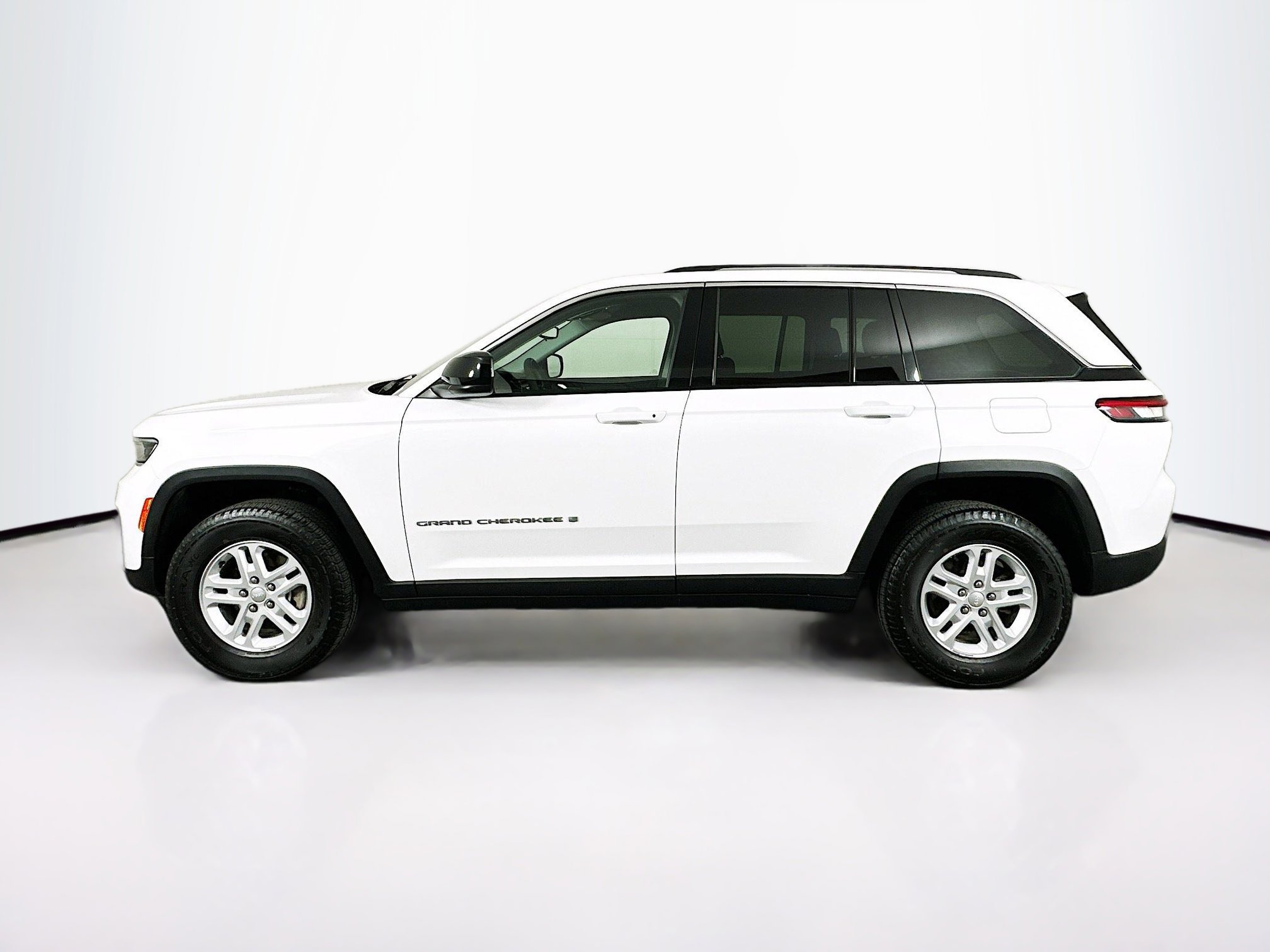 Used 2023 Jeep Grand Cherokee Laredo w/ Luxury Tech Group I AWD/4WD image 4