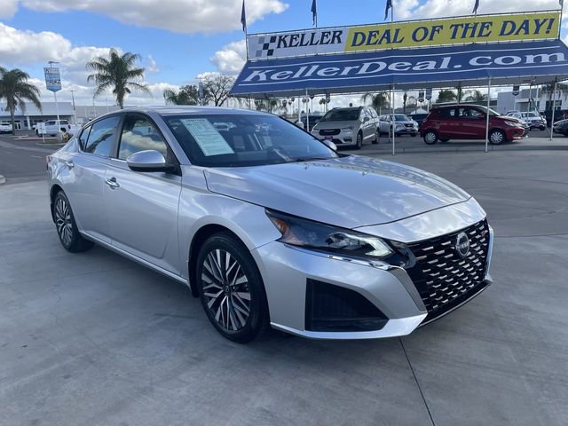 Used 2023 Nissan Altima 2.5 SV w/ SV Premium Package image 2