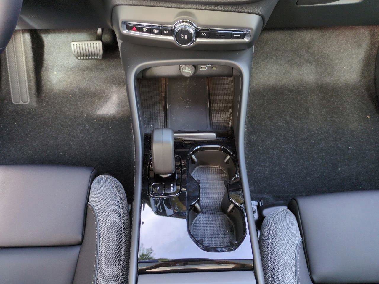 Used 2024 Volvo C40 Recharge Core w/ Climate Package image 17