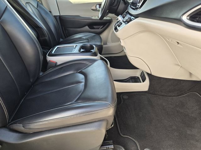 Used 2023 Chrysler Pacifica Touring-L image 13