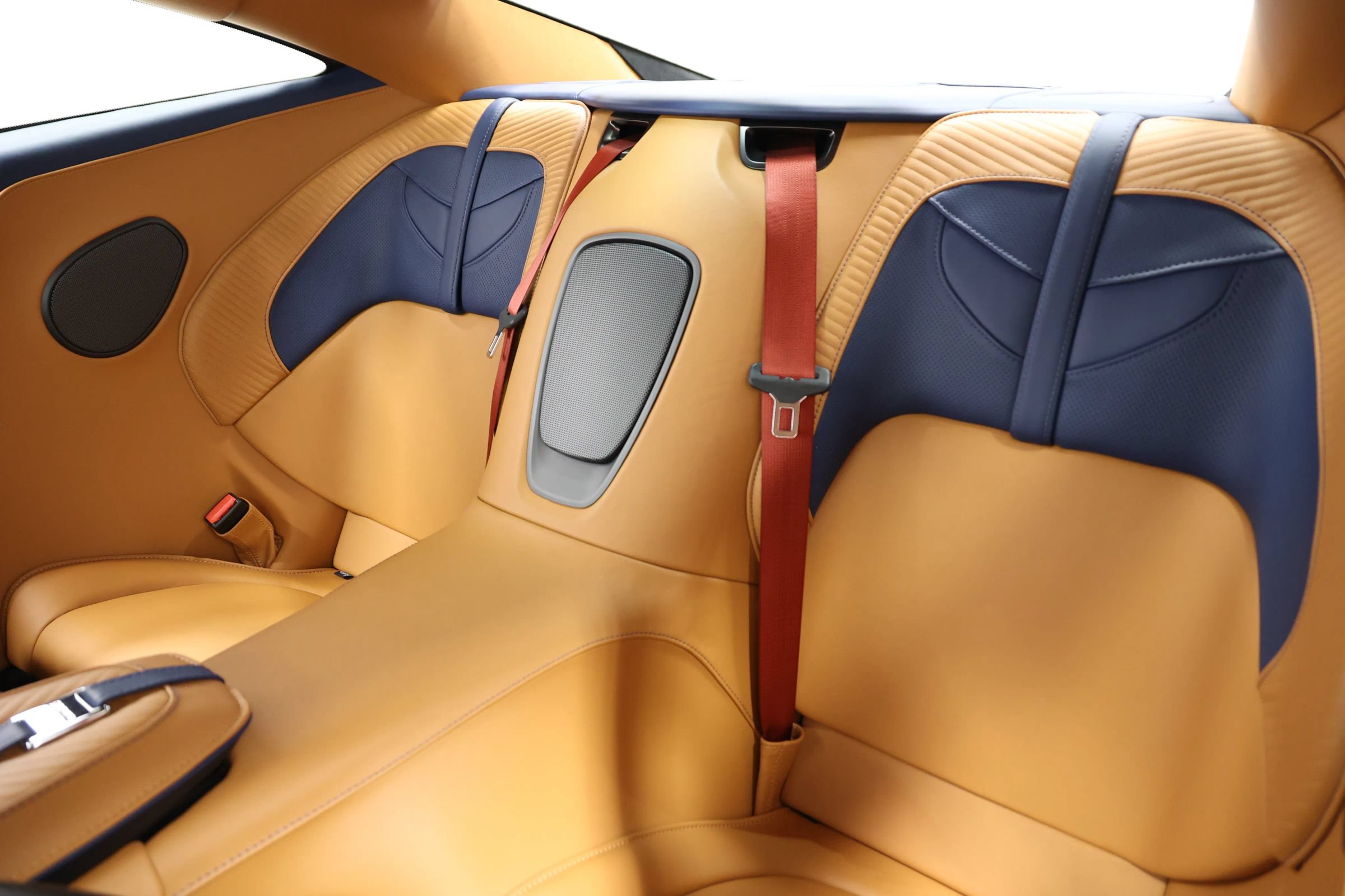 Used 2023 Aston Martin DBS Coupe RWD image 4