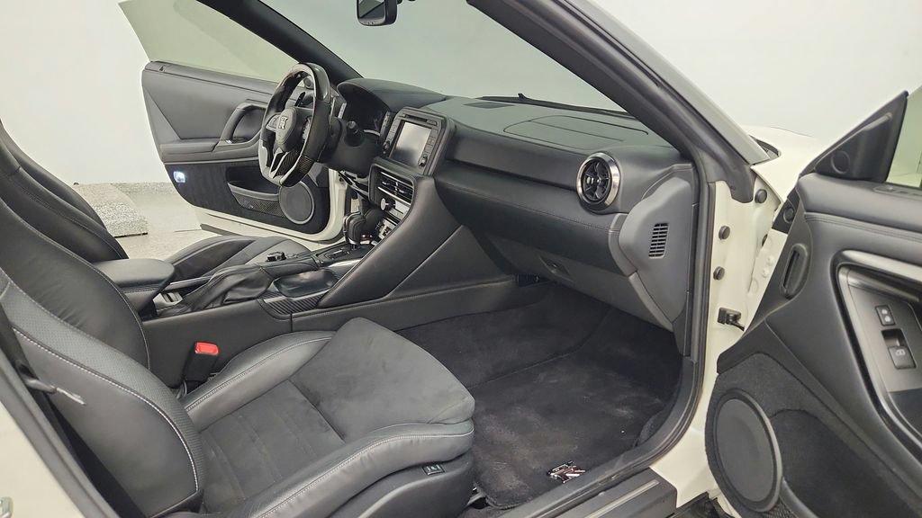Used 2019 Nissan GT-R AWD/4WD image 43