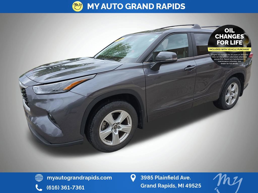 Used 2023 Toyota Highlander LE AWD/4WD image 3