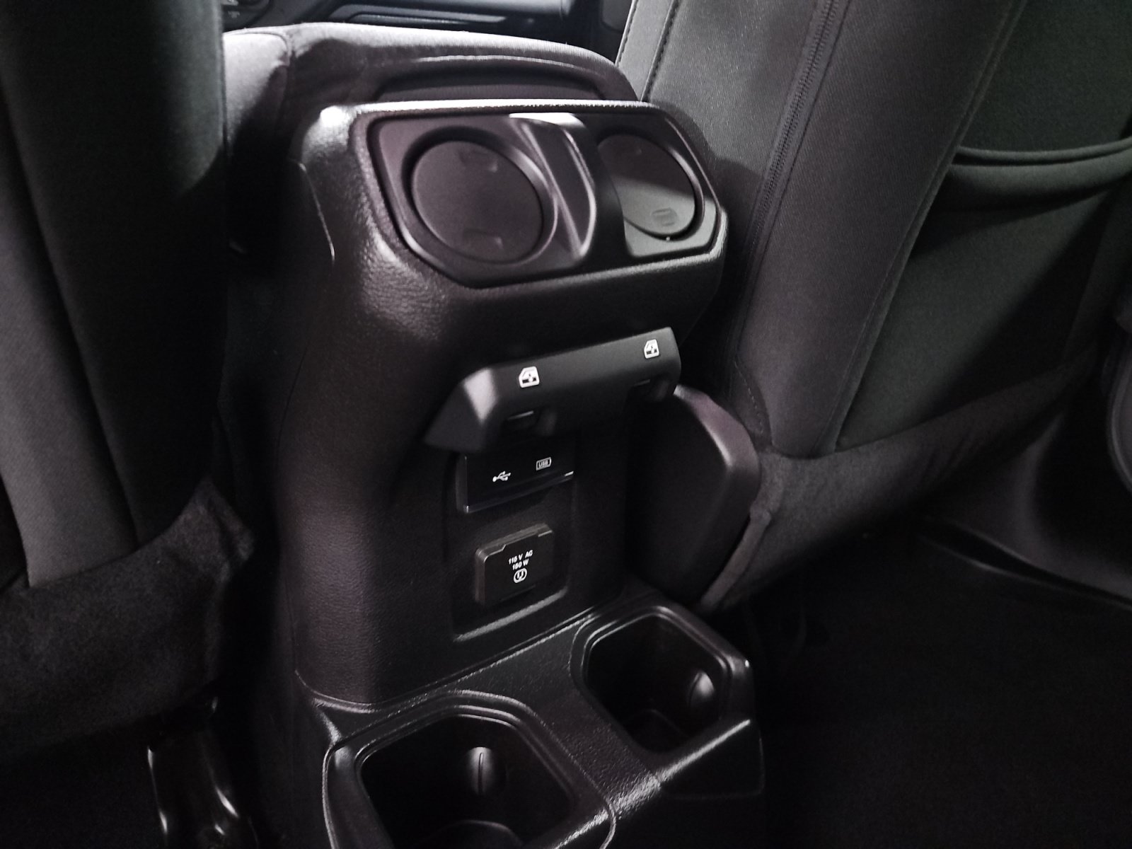 Used 2018 Jeep Wrangler Unlimited Sahara w/ Uconnect 4C Nav & Sound Group AWD/4WD image 13