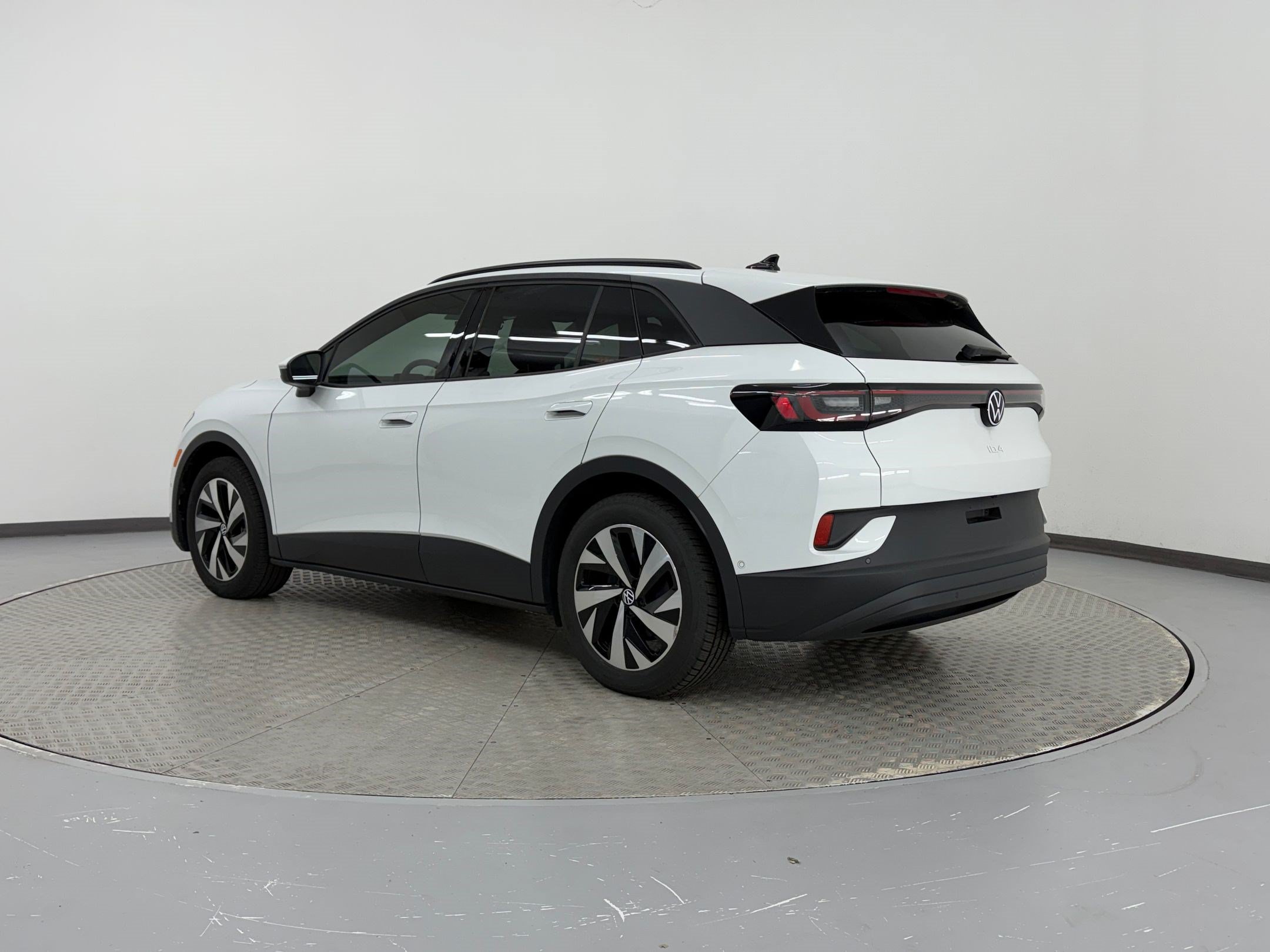 Used 2024 Volkswagen ID.4 2WD image 3