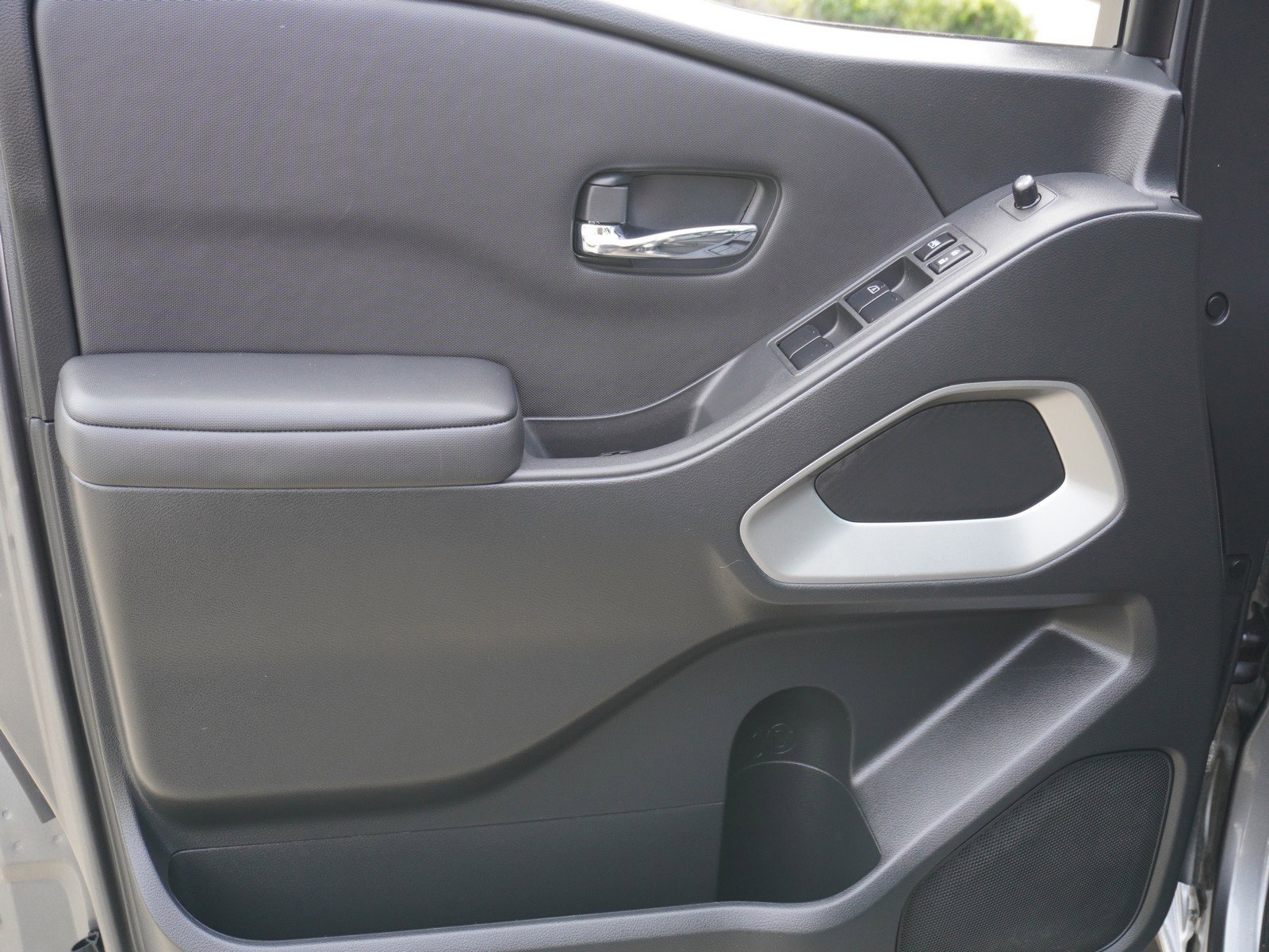 Used 2024 Nissan Frontier SV image 18