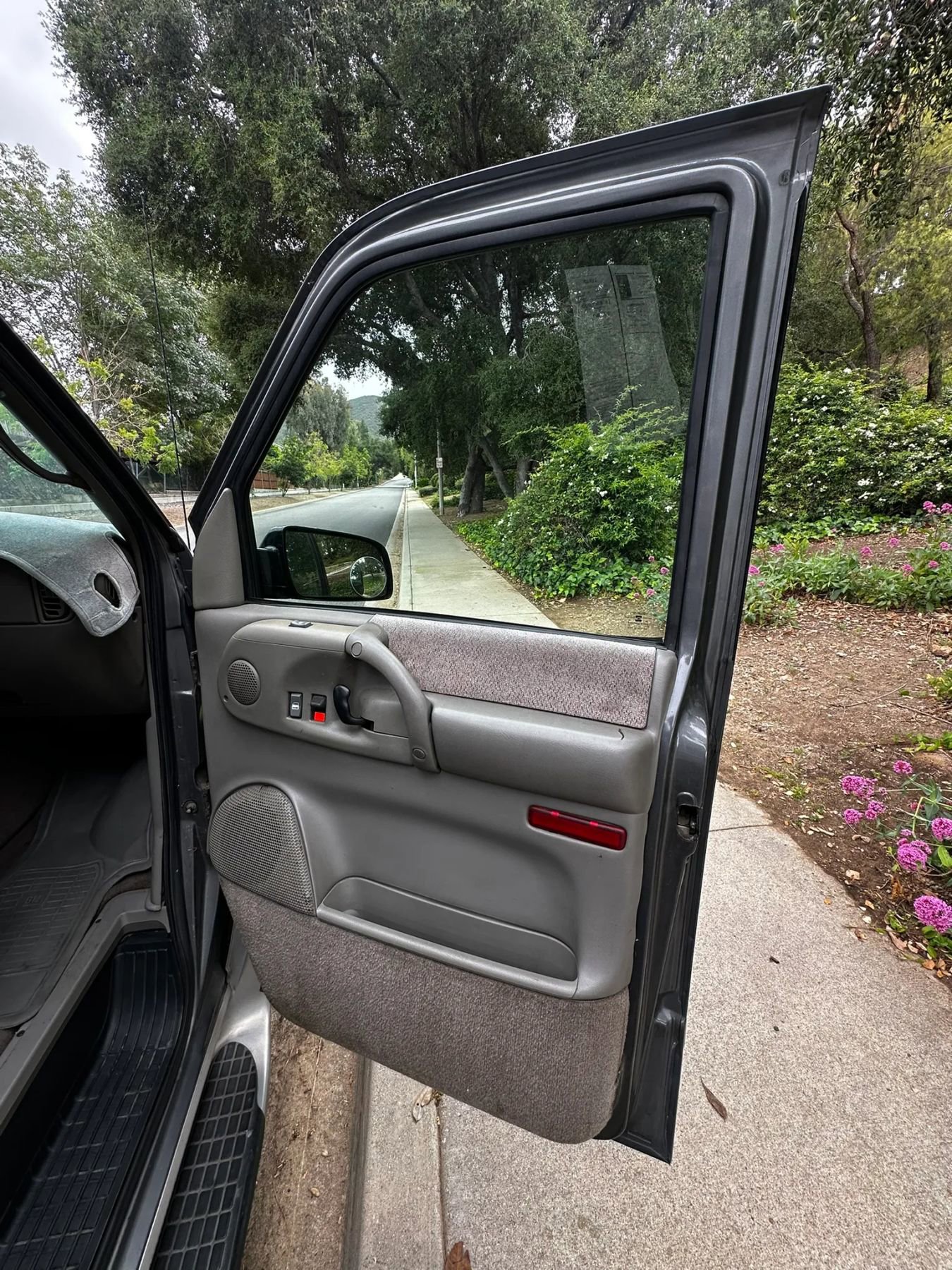 Used 2000 Chevrolet Astro Passenger RWD image 24