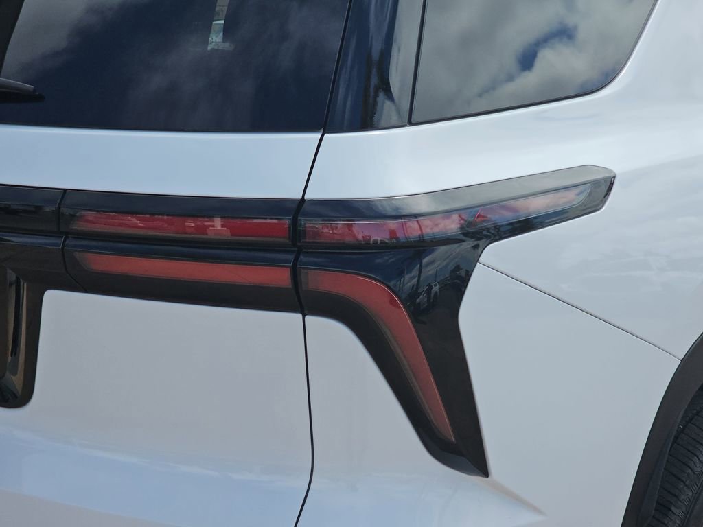 Used 2025 Chevrolet Traverse LT FWD image 42