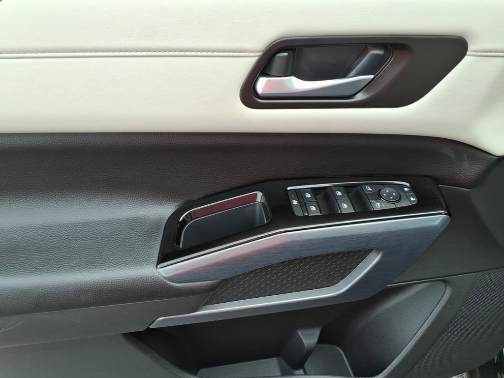 Used 2025 Nissan Pathfinder SL AWD/4WD image 13