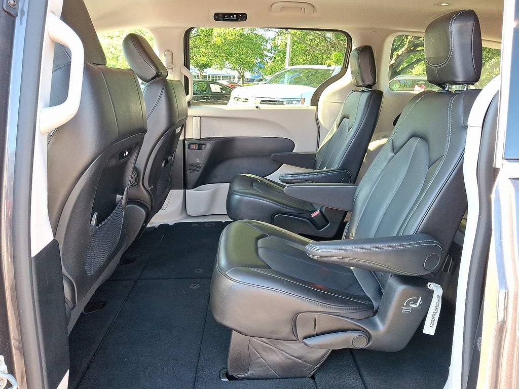 Used 2023 Chrysler Pacifica Touring-L FWD image 11