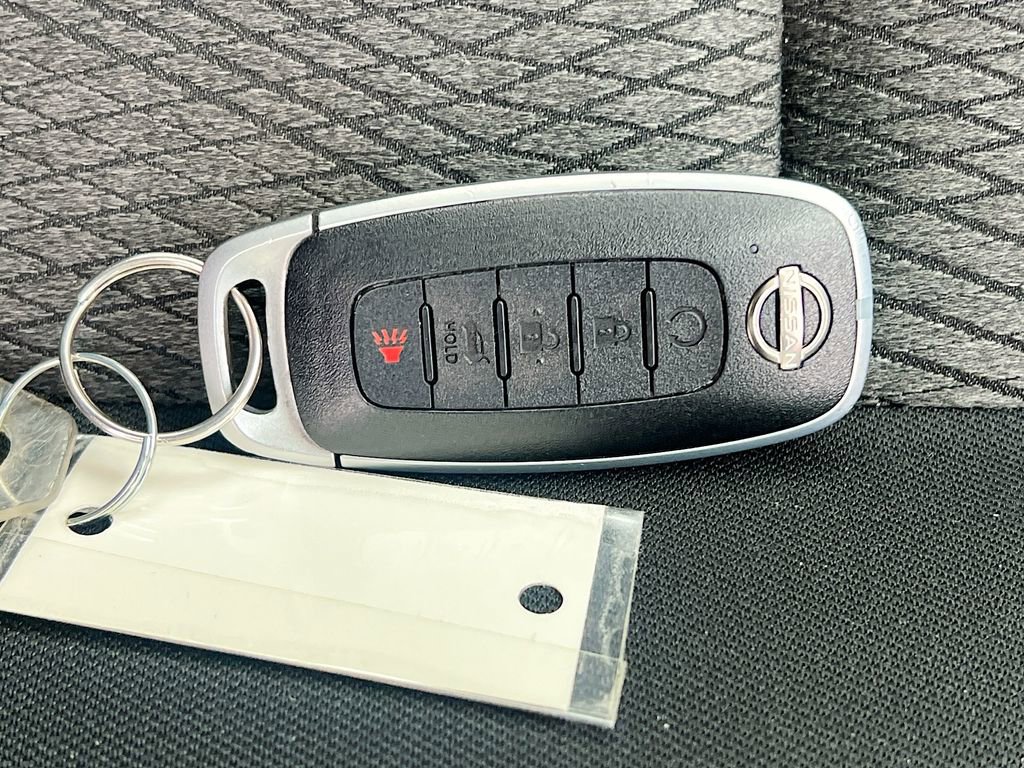 Used 2025 Nissan Rogue SV image 32