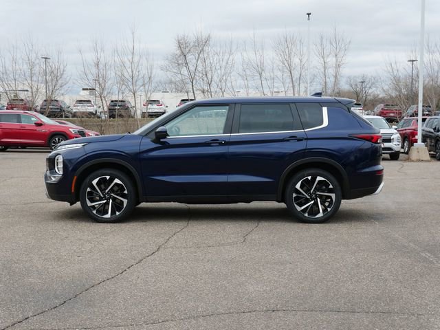 Used 2023 Mitsubishi Outlander SE image 3