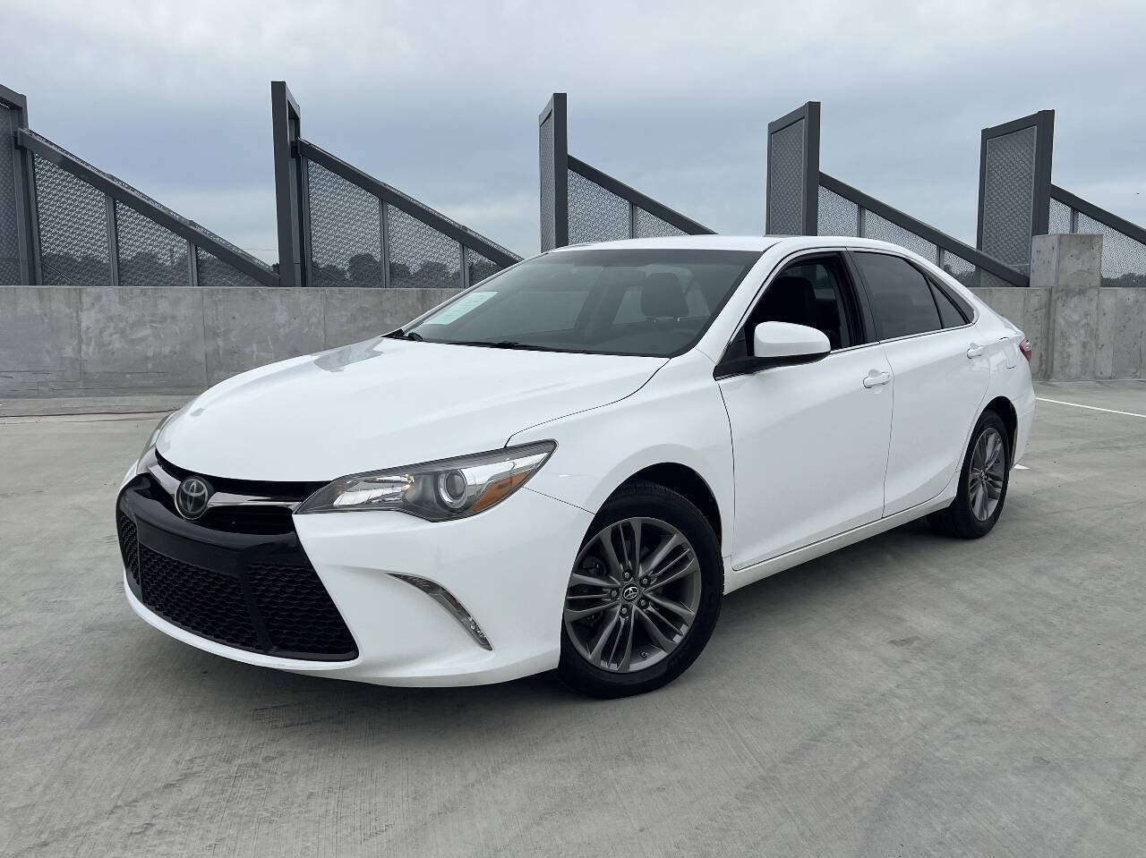Used 2017 Toyota Camry SE FWD image 2