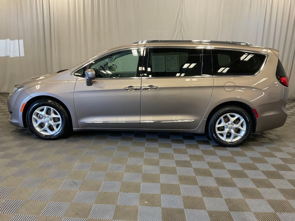 Used 2017 Chrysler Pacifica Touring-L Plus FWD image 18