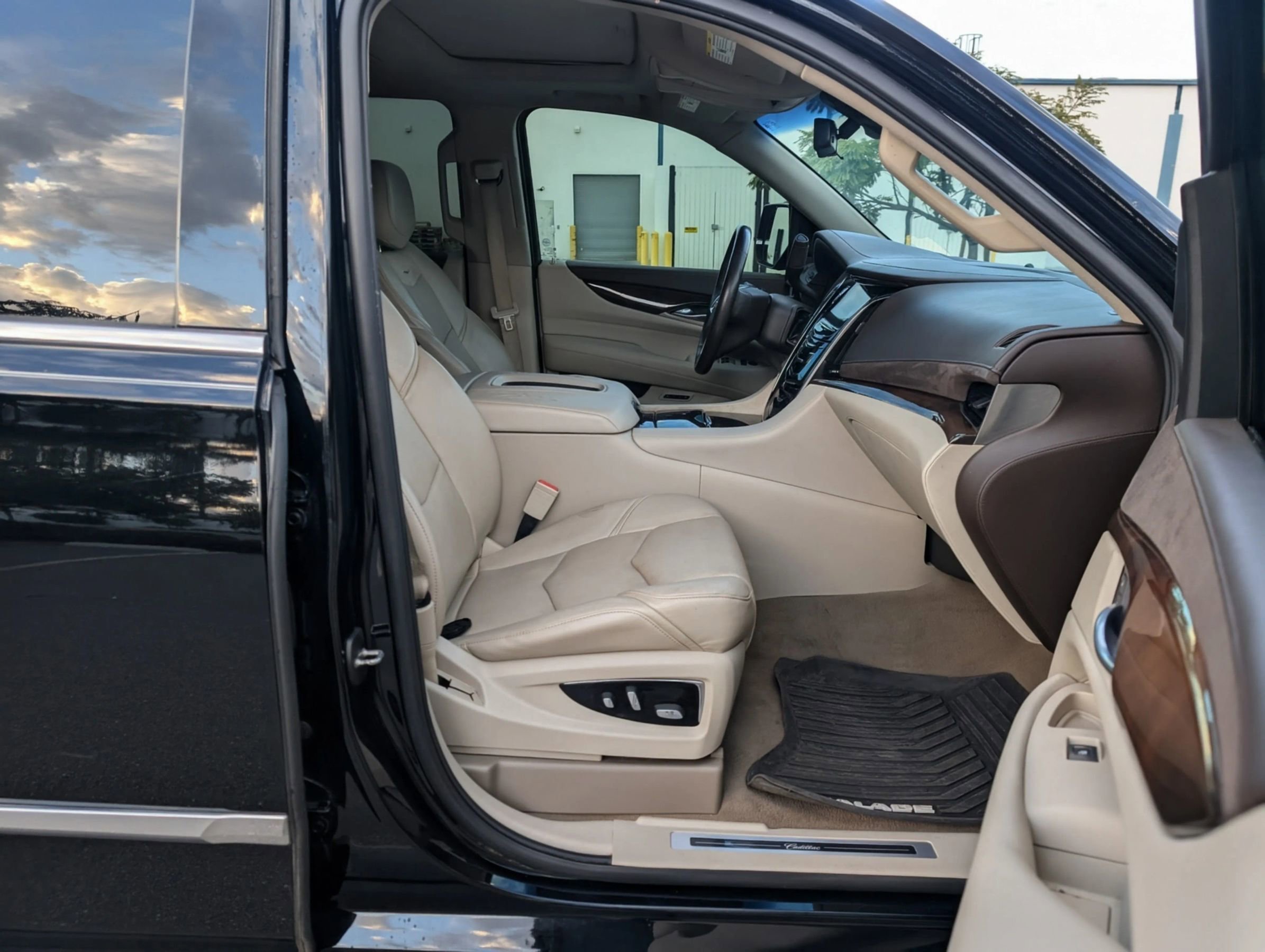 Used 2017 Cadillac Escalade Premium Luxury image 39