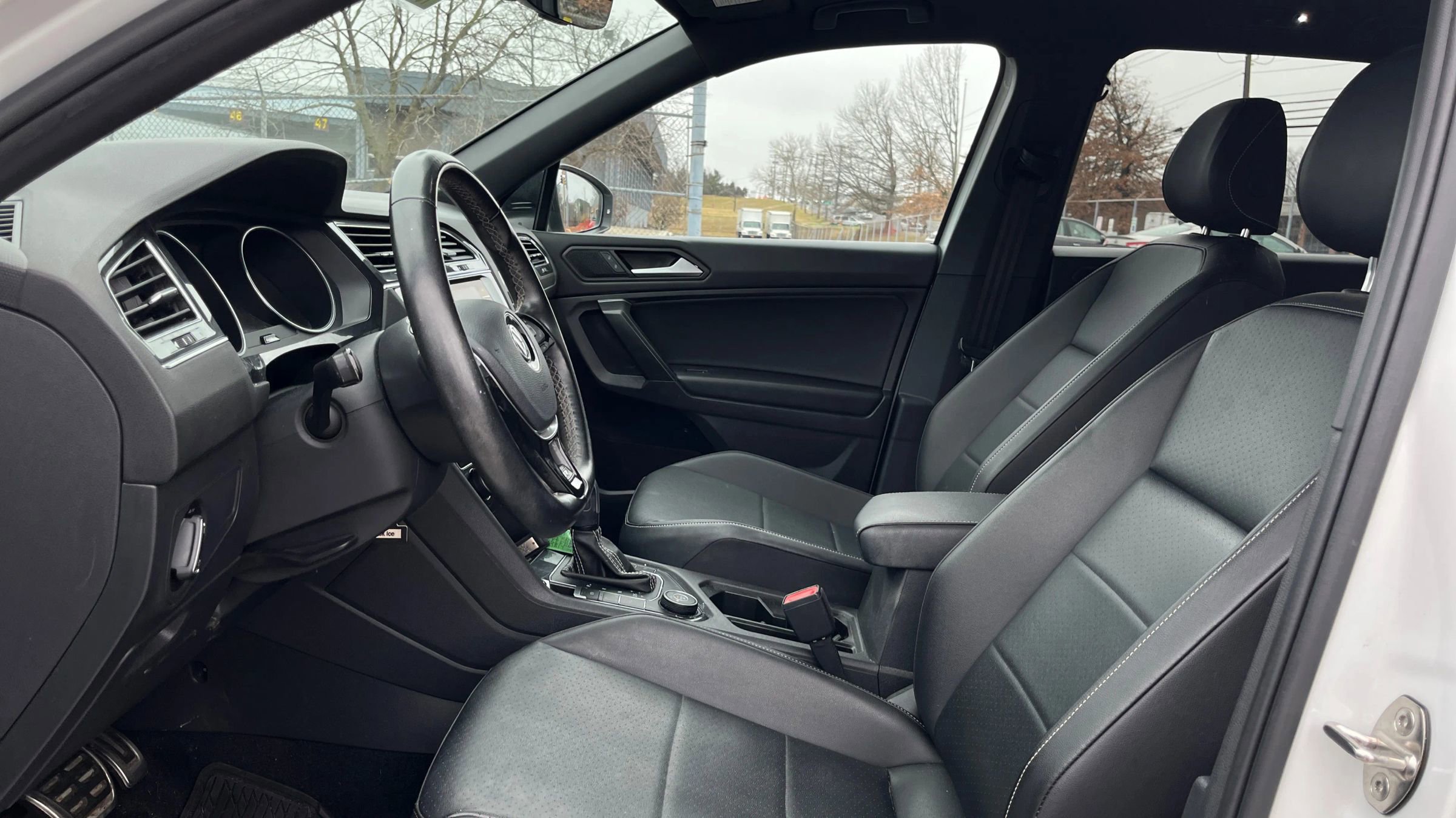 Used 2021 Volkswagen Tiguan SE R-Line image 9