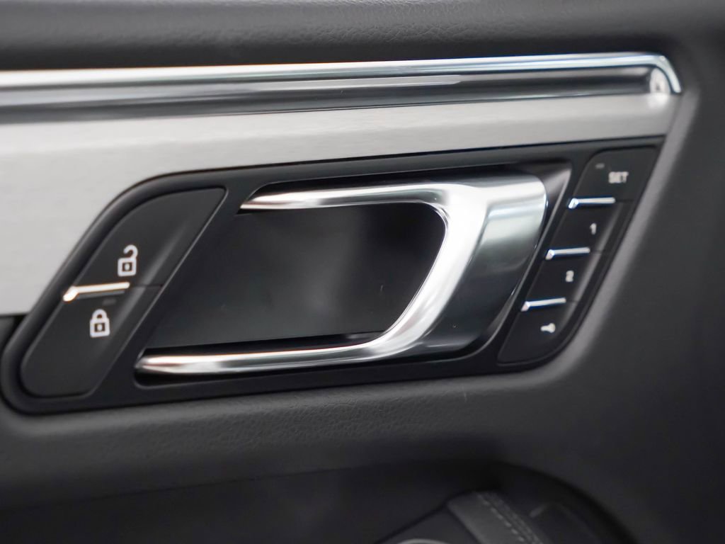 Certified 2026 Porsche Macan AWD/4WD image 22