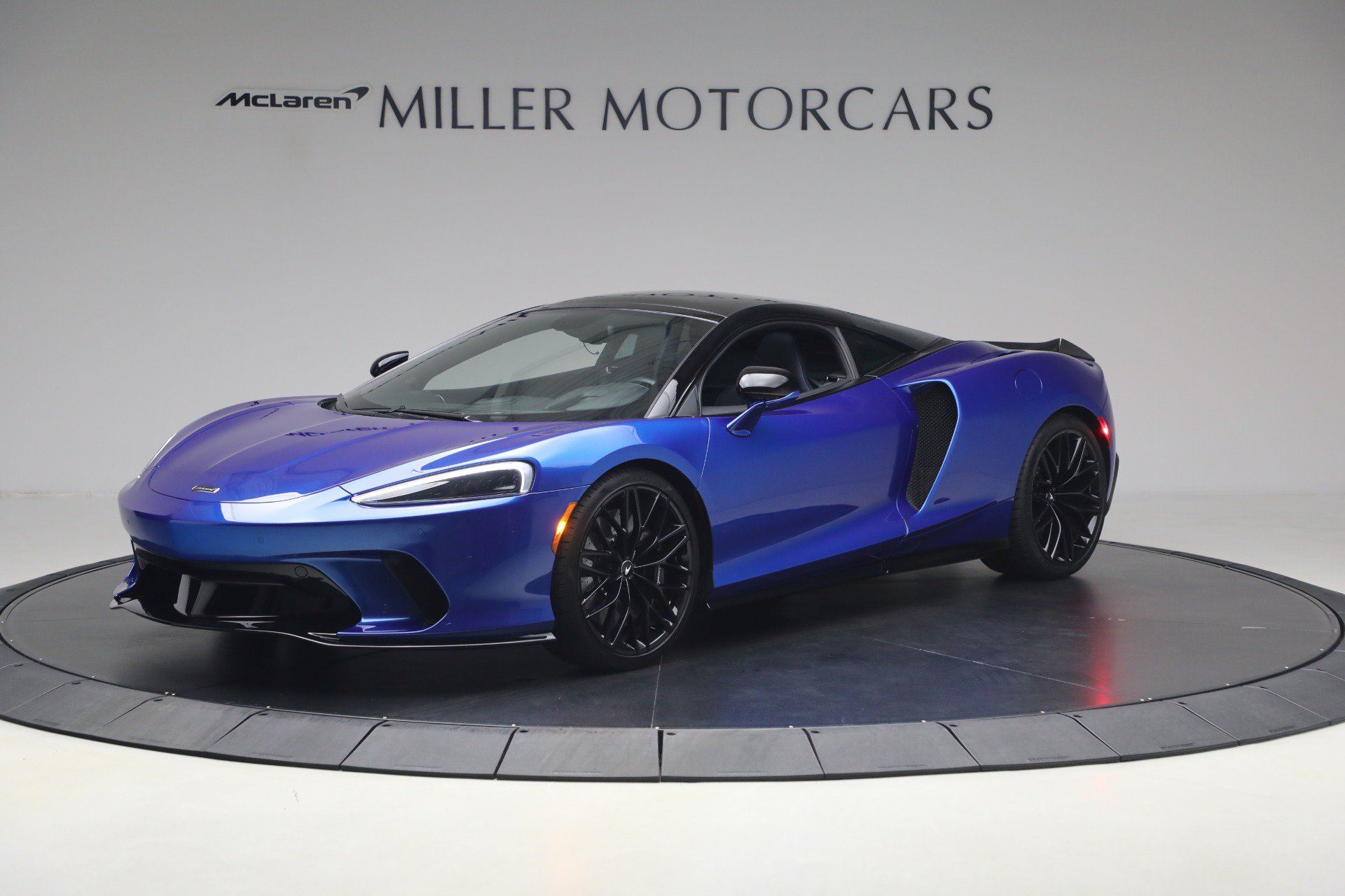 Used 2023 McLaren GT RWD image 2
