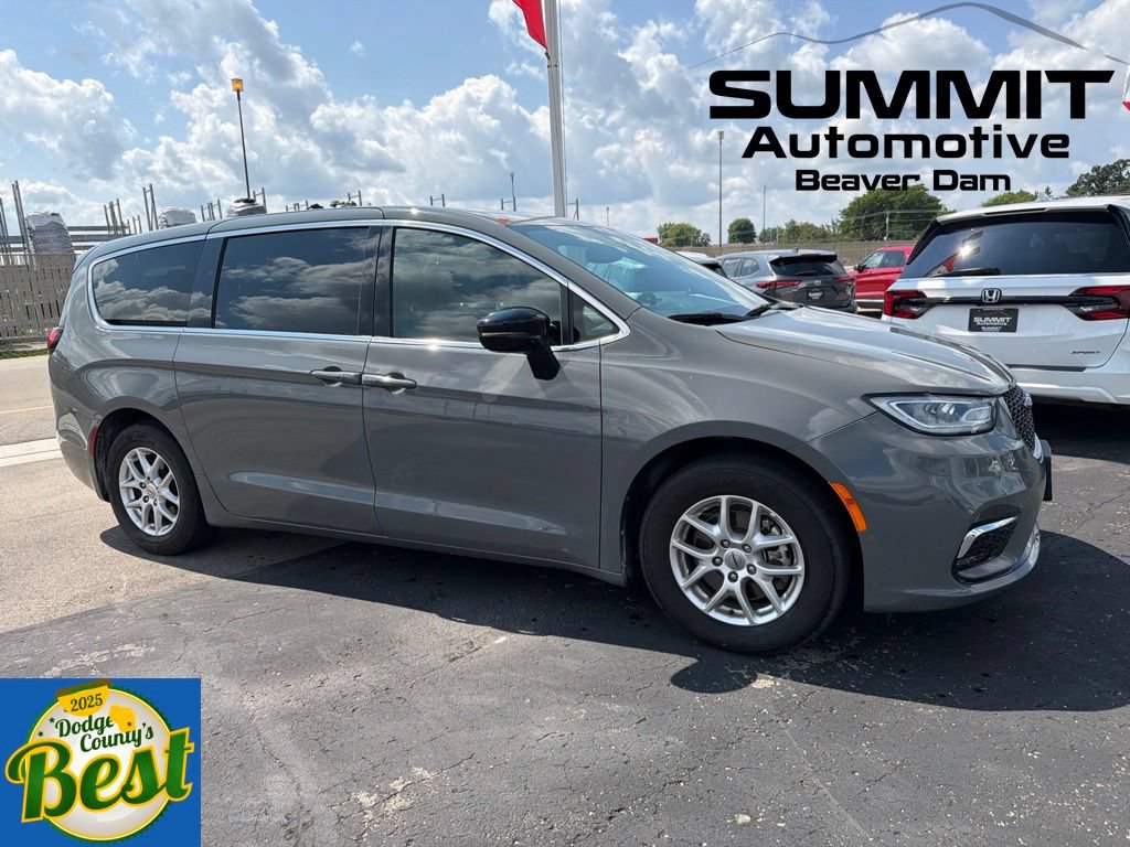 Used 2025 Chrysler Pacifica Select