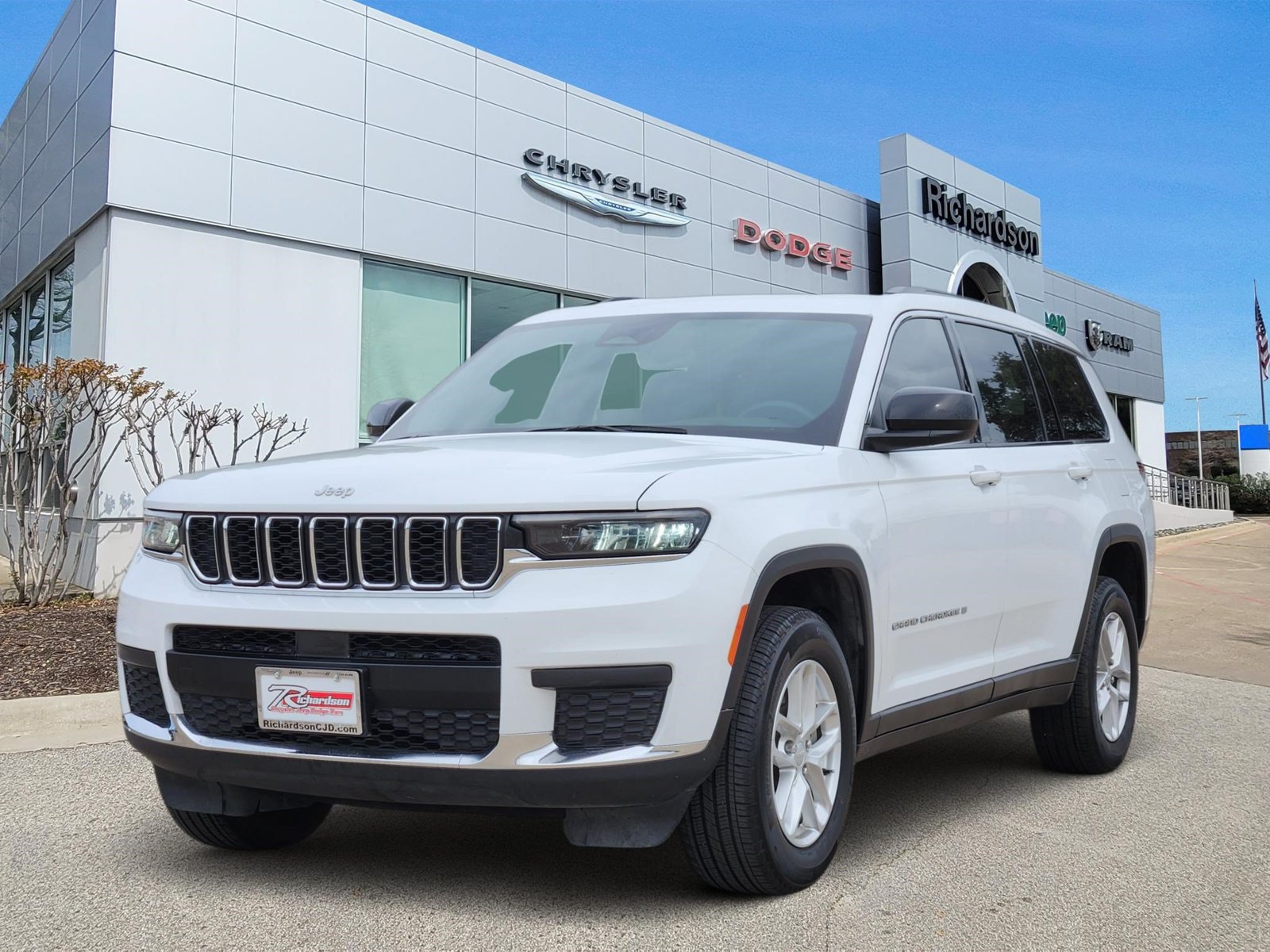 Used 2025 Jeep Grand Cherokee L Laredo w/ Luxury Tech Group I RWD image 2